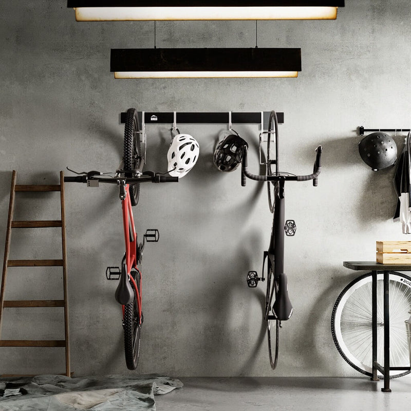 Helme und Fahrräder aufhängen Garage 